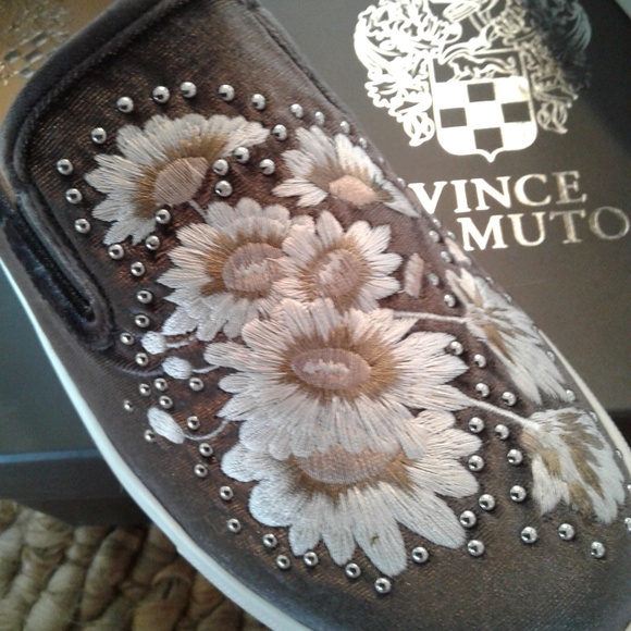 NIB VINCE CAMUTO SLIP ON SNEAKER - Picture 7 of 8